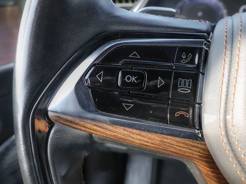 Used 2021 Jeep Grand Cherokee L Summit w/ Luxury Tech Group V image 18