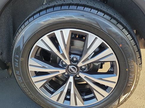 Used 2023 Nissan Rogue SV AWD/4WD image 4
