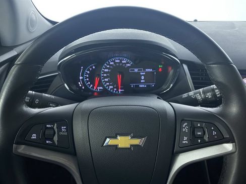 Used 2020 Chevrolet Trax LT w/ LT Convenience Package FWD image 3