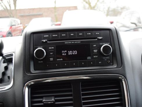 Used 2016 Dodge Grand Caravan SXT image 16