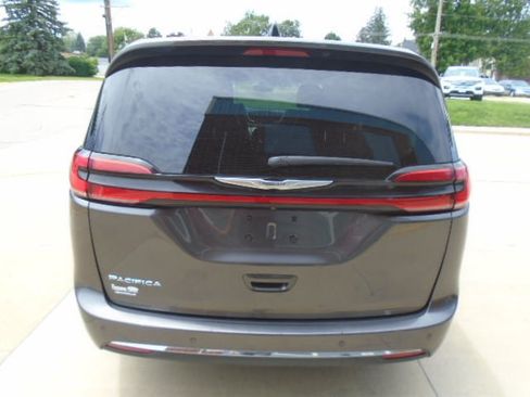 Used 2023 Chrysler Pacifica Touring-L FWD image 6