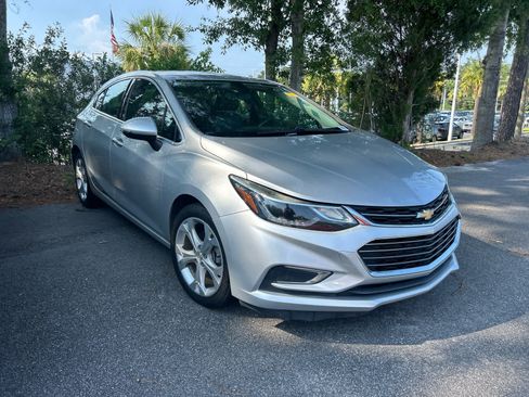 Used 2018 Chevrolet Cruze Premier FWD image 3