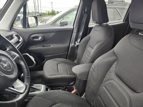 Used 2018 Jeep Renegade Latitude w/ Cold Weather Group AWD/4WD image 10