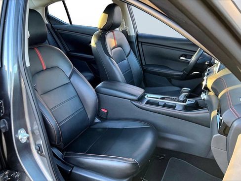 Used 2025 Nissan Sentra SR w/ SR Premium Package image 23