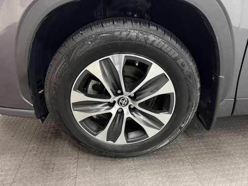 Used 2022 Toyota Highlander XLE image 11