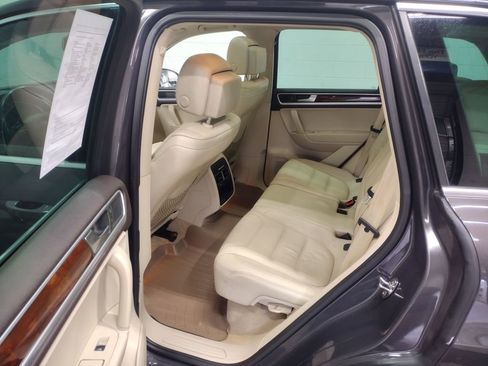 Used 2012 Volkswagen Touareg TDI image 32