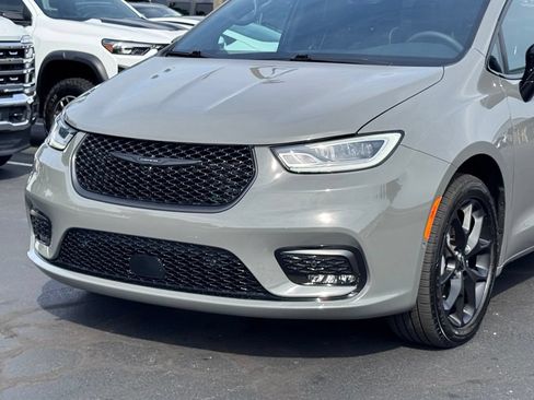 Used 2023 Chrysler Pacifica Limited w/ Uconnect Theater Family Group AWD/4WD image 41