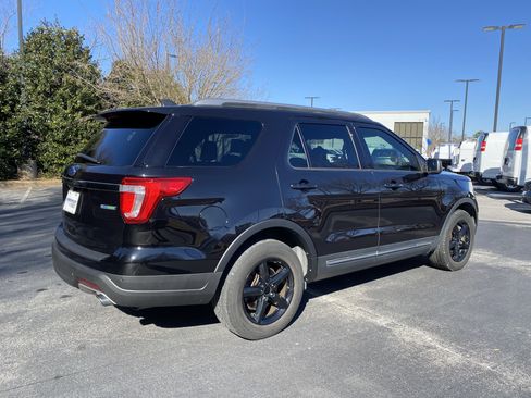 Used 2019 Ford Explorer XLT image 9