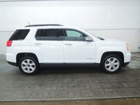 Used 2017 GMC Terrain SLE w/ Chrome Edition image 2