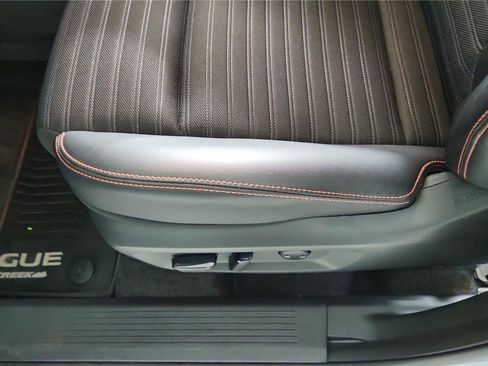 Used 2025 Nissan Rogue SV image 28