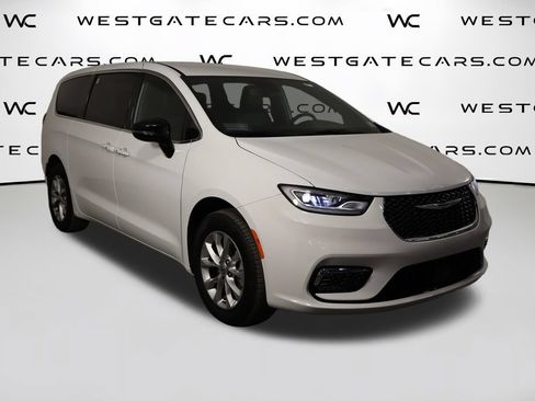 Used 2025 Chrysler Pacifica Select AWD/4WD image 42