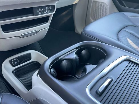 Used 2024 Chrysler Pacifica Touring-L FWD image 29