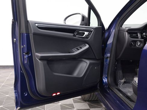 Certified 2025 Porsche Macan Turbo image 13