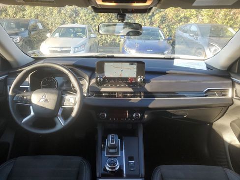 Used 2023 Mitsubishi Outlander SE image 9