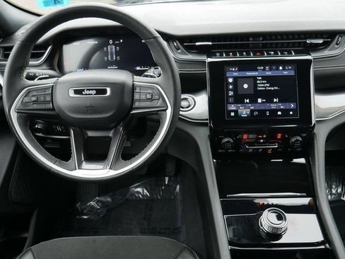 Used 2023 Jeep Grand Cherokee Altitude image 16