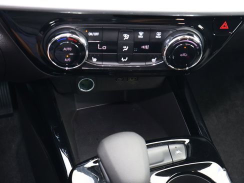 Used 2025 Chevrolet Trax LT w/ LT Convenience Package image 26