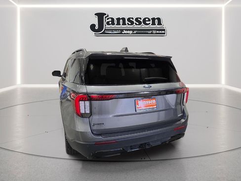 Used 2025 Ford Explorer ST-Line w/ ST-Line Street Pack AWD/4WD image 4