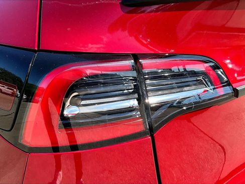 Used 2024 Tesla Model Y 2WD image 26
