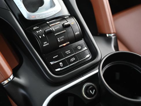 Used 2016 Porsche Cayenne Turbo image 34