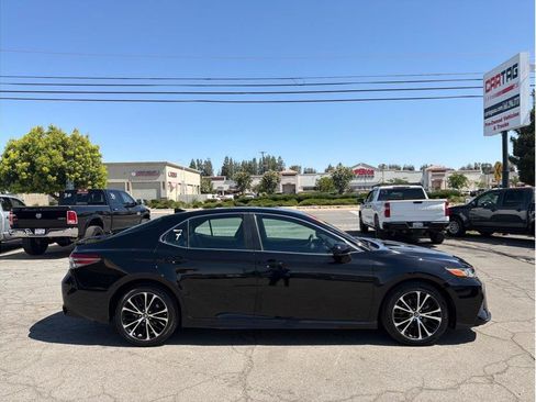 Used 2019 Toyota Camry SE w/ Carpet Mat Package FWD image 5
