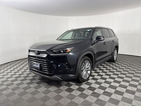 Used 2025 Toyota Grand Highlander AWD image 3