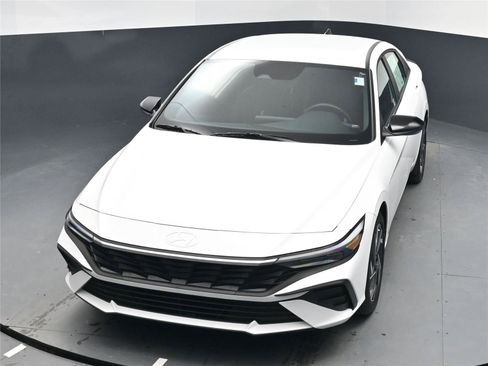 Certified 2025 Hyundai Elantra Sport image 13