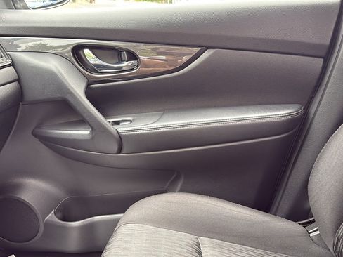 Used 2020 Nissan Rogue SV image 18