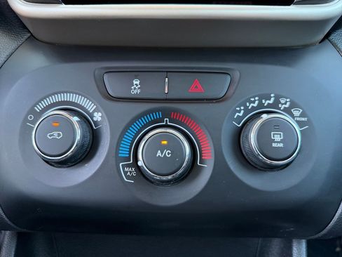 Used 2015 Jeep Cherokee Sport FWD image 24