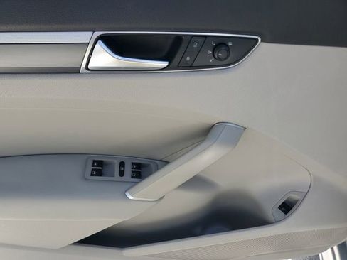 Used 2018 Volkswagen Passat 2.0T R-Line image 18