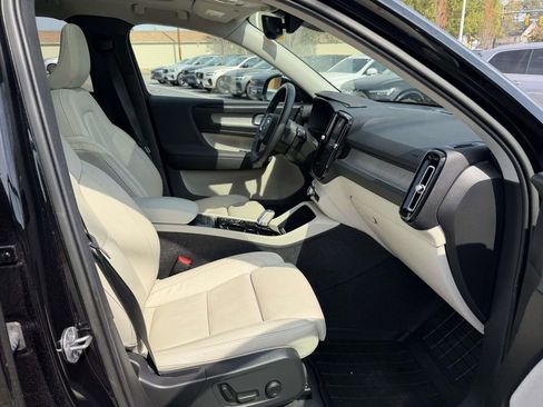 Used 2023 Volvo XC40 B5 Plus w/ Protection Package Premier AWD/4WD image 12
