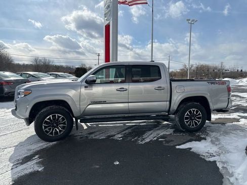 Used 2022 Toyota Tacoma TRD Sport w/ Technology Package image 5
