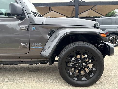 Used 2025 Jeep Wrangler Unlimited Sahara w/ Safety Group AWD/4WD image 5