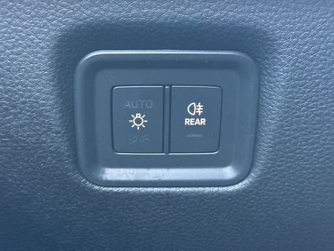 Used 2025 Porsche Cayenne image 30