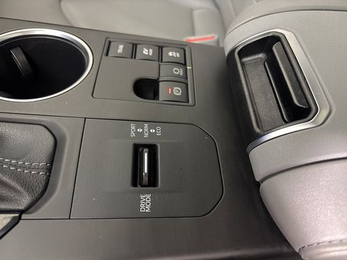 Used 2023 Toyota Highlander XLE image 31