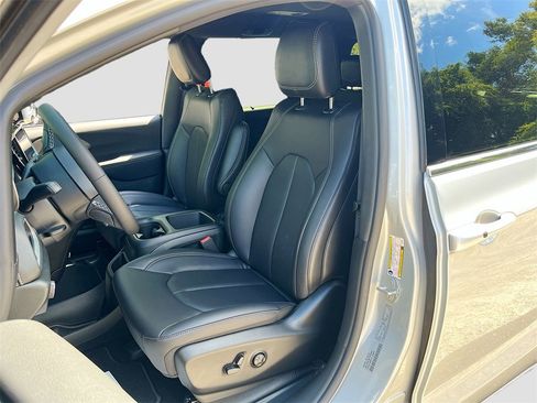 New 2026 Chrysler Pacifica Select image 23