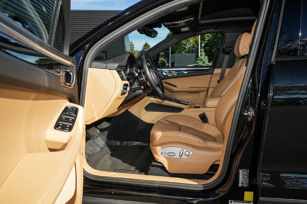 Certified 2018 Porsche Macan AWD/4WD image 19