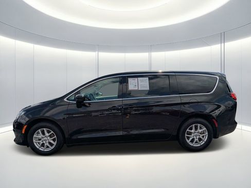 Used 2023 Chrysler Voyager LX FWD image 7