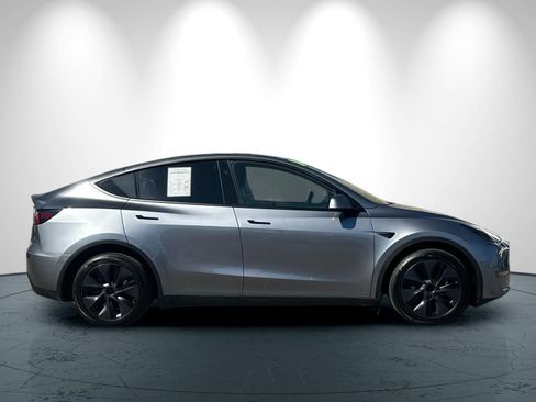 Used 2024 Tesla Model Y Long Range image 3