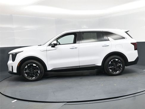 Used 2025 Kia Sorento S image 3