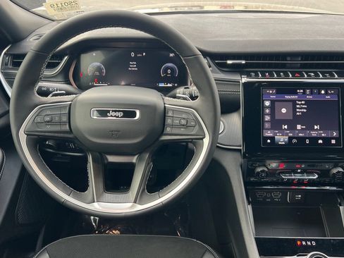 New 2025 Jeep Grand Cherokee Altitude image 12