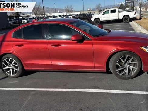 Used 2019 Volvo S60 T6 Momentum w/ Multimedia Package image 2