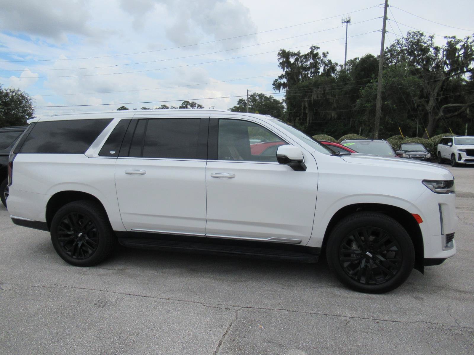 Used 2024 Cadillac Escalade ESV Premium Luxury AWD/4WD image 2