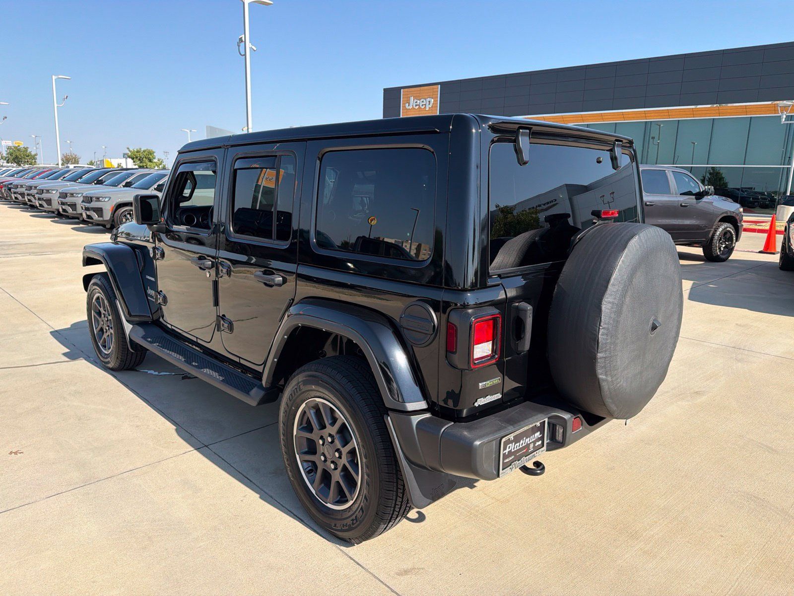 Used 2023 Jeep Wrangler Unlimited Sahara w/ Cold Weather Group AWD/4WD image 3
