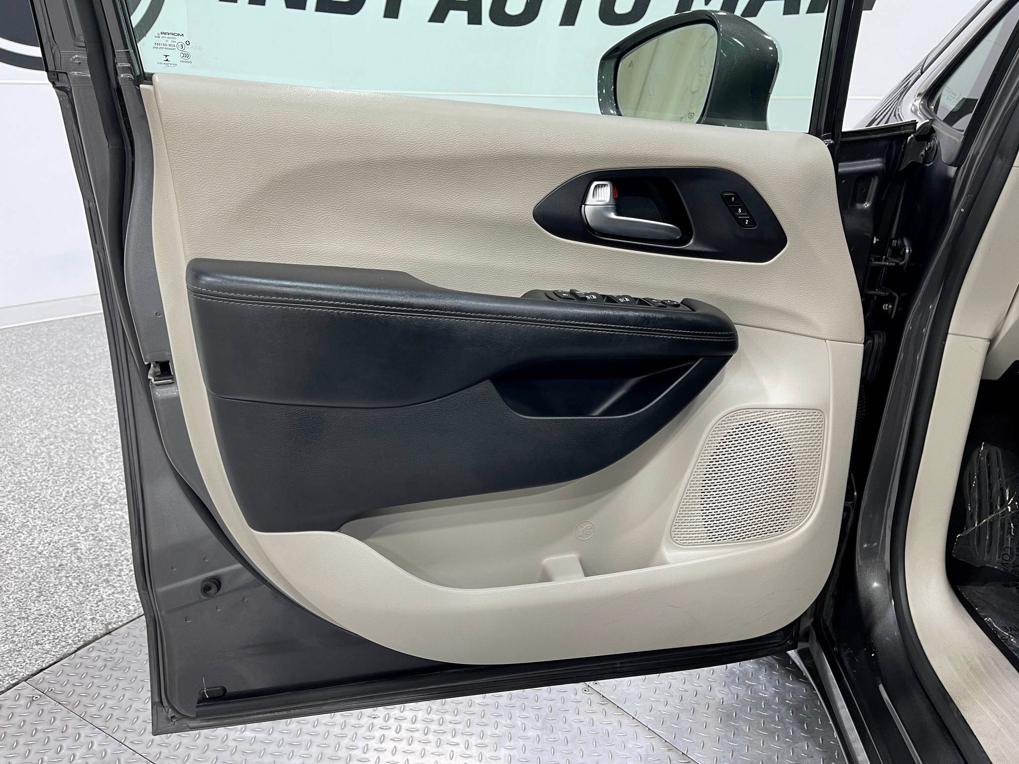 Used 2020 Chrysler Pacifica Limited FWD image 14
