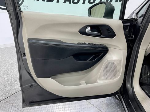 Used 2020 Chrysler Pacifica Limited FWD image 14