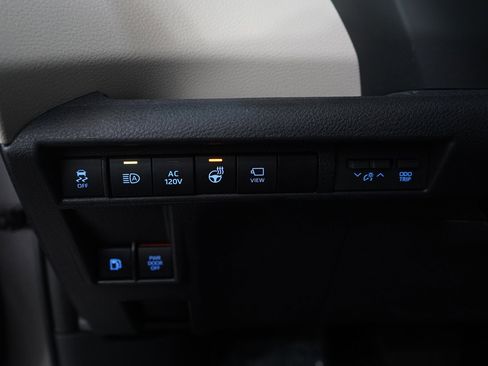 Used 2024 Toyota Sienna Platinum image 23