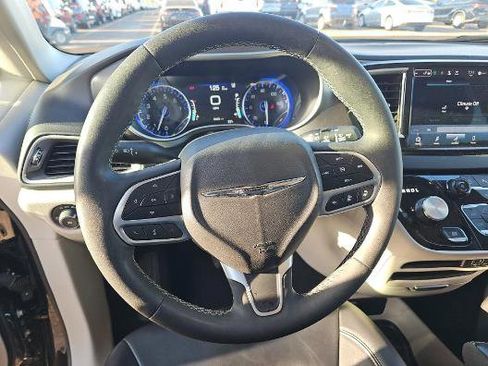 Used 2024 Chrysler Pacifica Touring-L FWD image 8