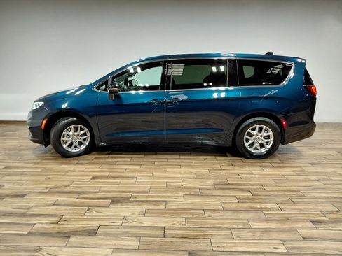 Used 2025 Chrysler Pacifica Select image 19