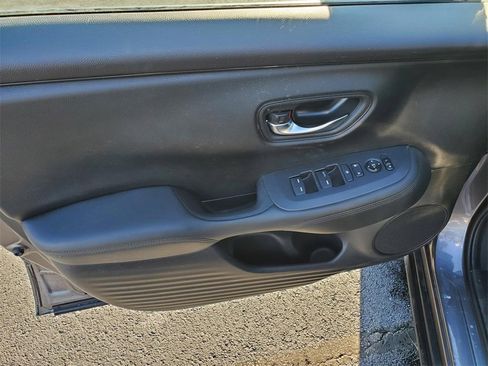 Used 2023 Honda HR-V LX image 17