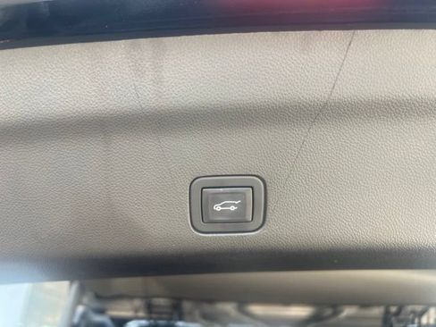Used 2022 GMC Yukon Denali RWD image 15